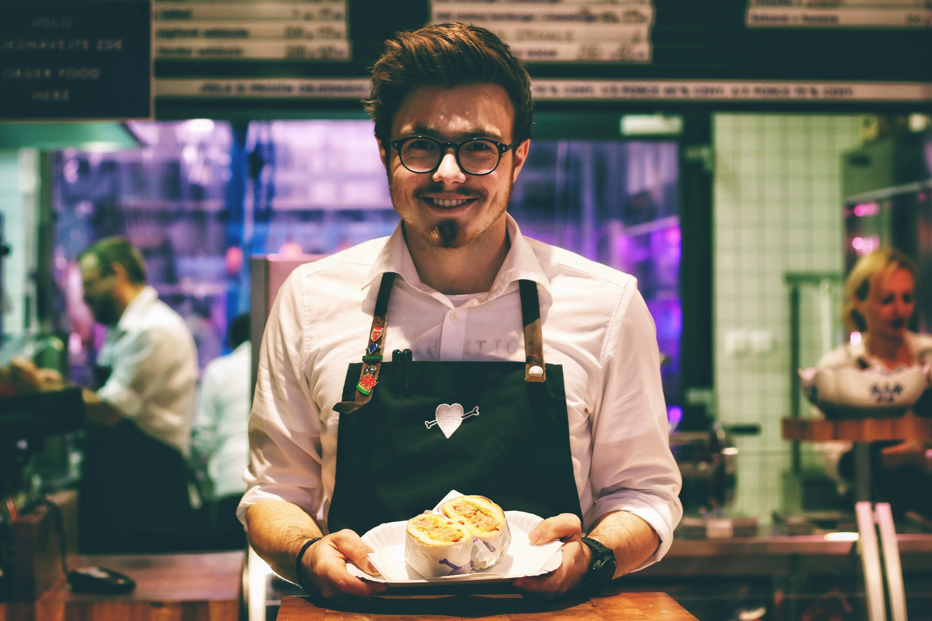 Hospitality-fagperson i professionelt restaurantmiljø